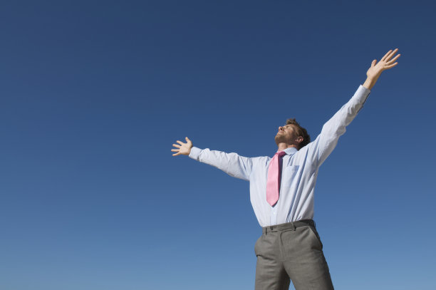 商人向蓝天张开双臂寻求灵感图片下载