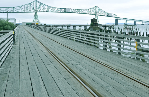 阿斯托里亚或工业区码头上的铁轨图片下载