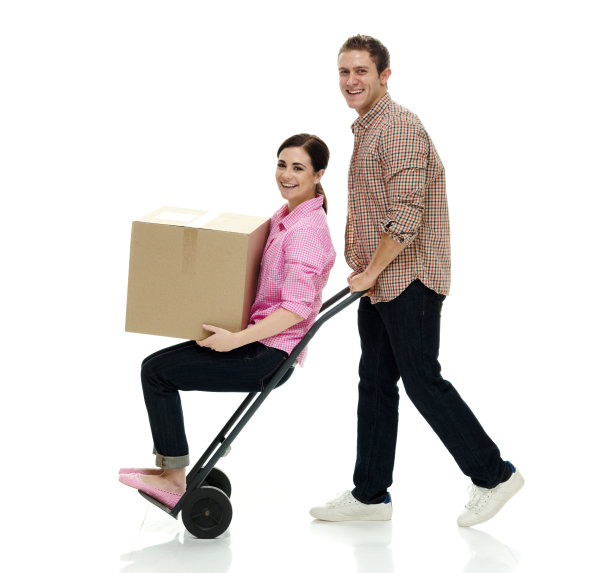 幸福的夫妇走在箱子里图片下载