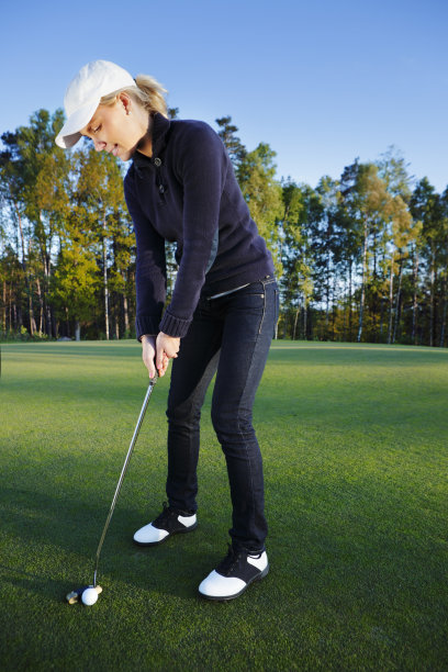 女孩打高尔夫球图片下载