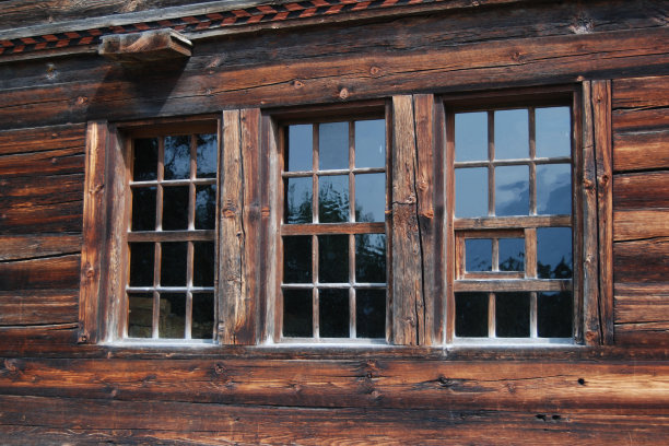 农舍风化的窗户图片下载