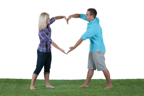 一对夫妇用手做一个心形图片下载