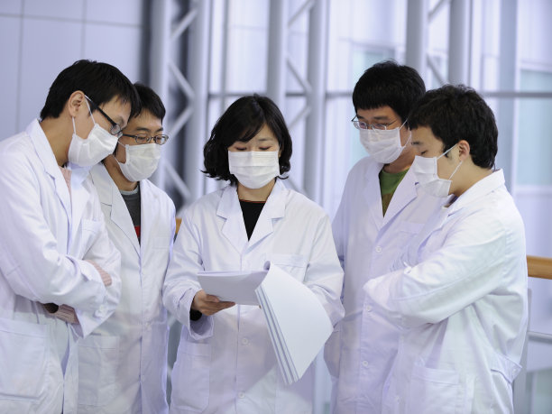 科学家戴着医用口罩预防H1N1流感图片下载