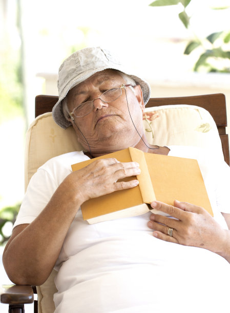 在椅子上打盹图片下载