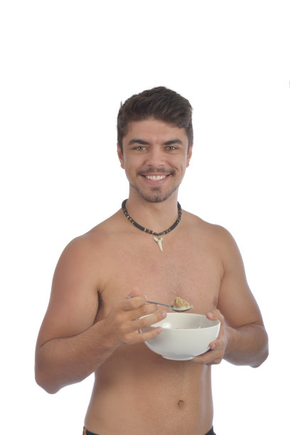 一个健康的年轻人在吃早餐图片下载