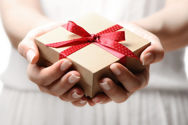拿着礼品盒的女人图片下载