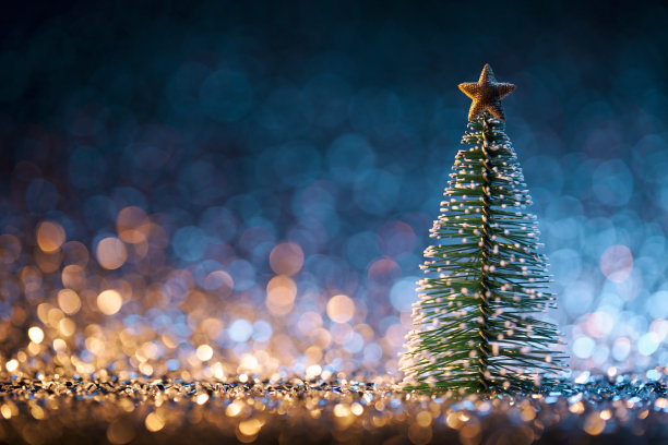 圣诞树上的散焦灯。装饰散景蓝金图片下载