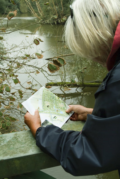 老妇人在桥上看地图图片下载