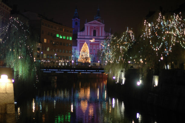 在圣诞节的冬夜照亮卢布尔雅那图片下载