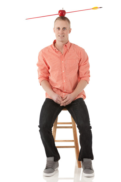 头上戴着苹果和箭的男人图片下载