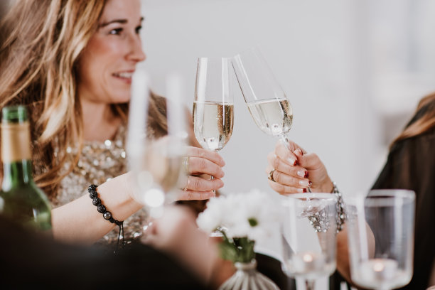 成熟的女人参加晚宴图片下载