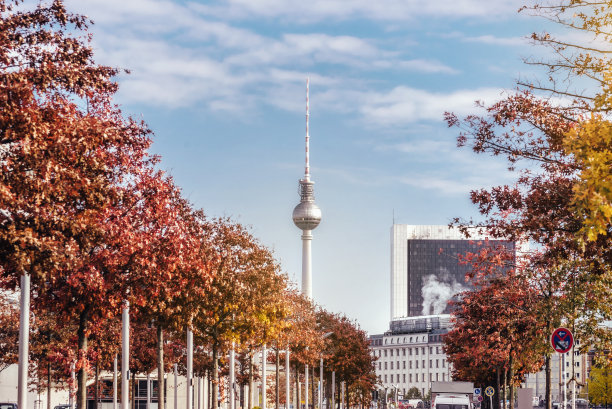 柏林电视塔中的秋景图片下载