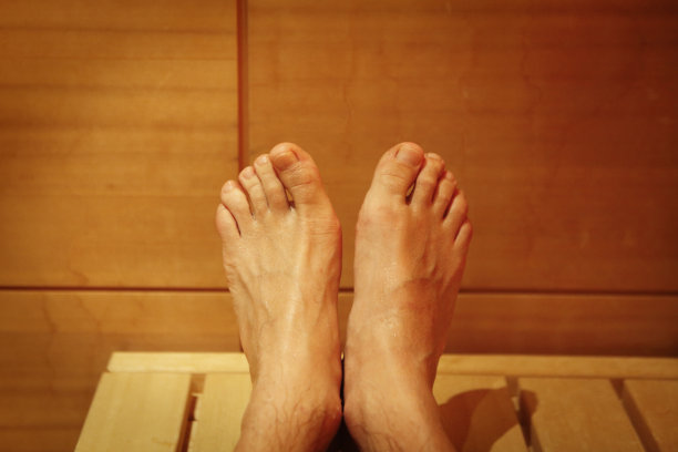男性在桑拿中的腿部细节图片下载