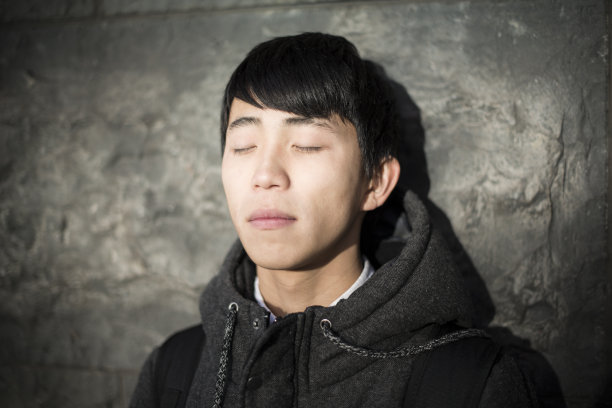 英俊的日本男人，闭着眼睛图片下载