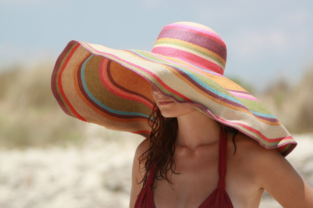 戴帽子的女人图片下载