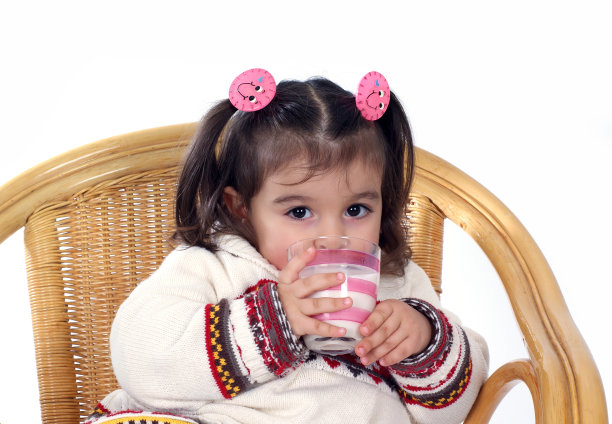 两岁的女孩正在喝牛奶图片下载