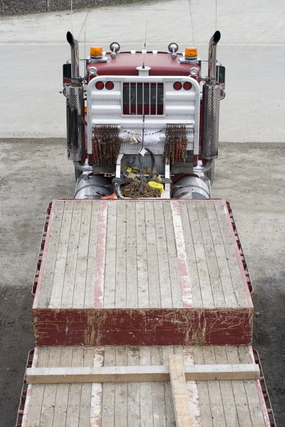 半挂车，独特的视角图片下载