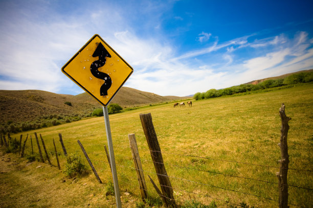 崎岖弯道标志图片下载