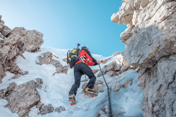 登山者在高山上装备好的小路上图片下载