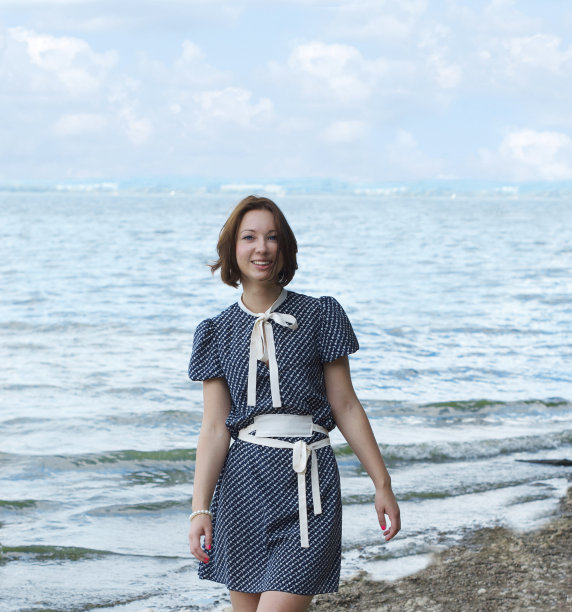 年轻的黑发姑娘在度假图片下载