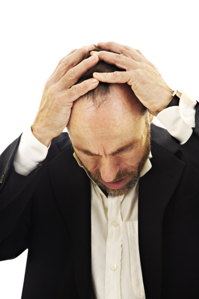 绝望的老人保护自己的头图片下载