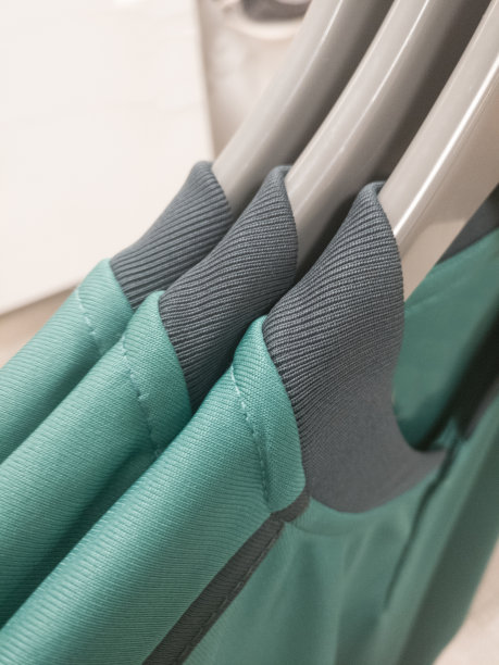 衬衫挂在衣架上图片下载