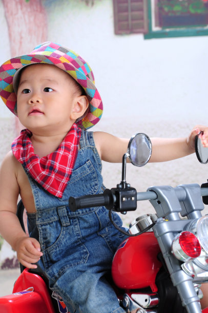 可爱的婴儿坐在玩具车里图片下载