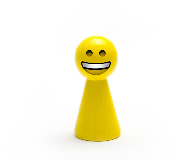 黄色的木头卒子，上面有个笑脸表情图片下载