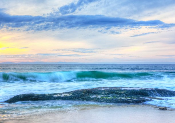 拉古纳海滩的日落波浪图片下载