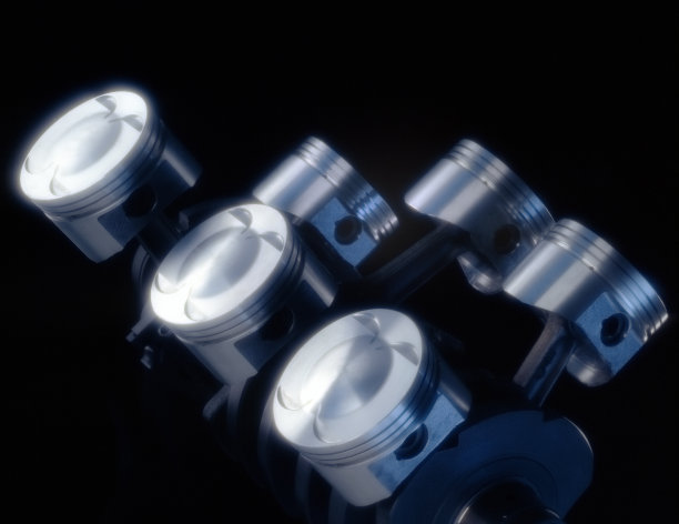 发动机曲轴的六个活塞，闭合，黑色背景图片下载