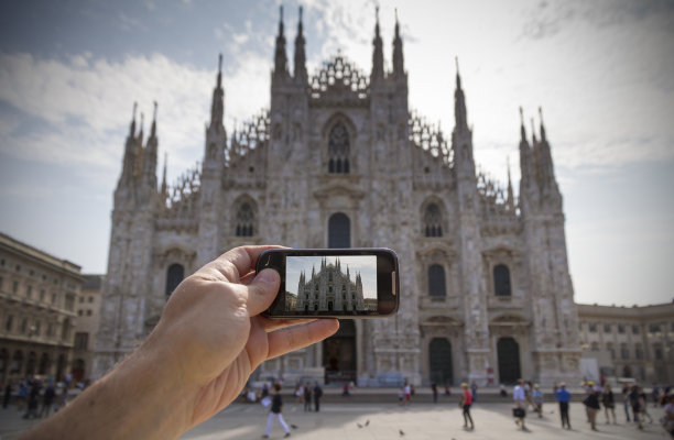 在米兰用智能手机拍照图片下载