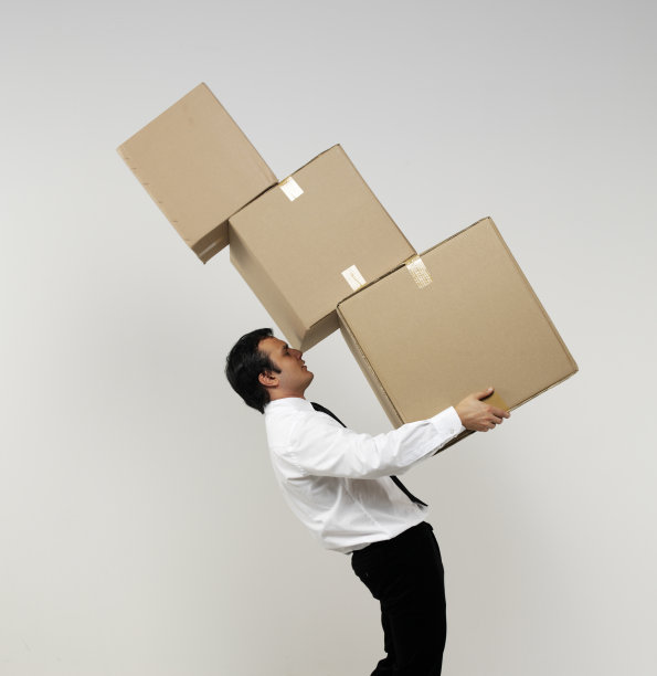 一个人在处理三个不同大小的箱子图片下载