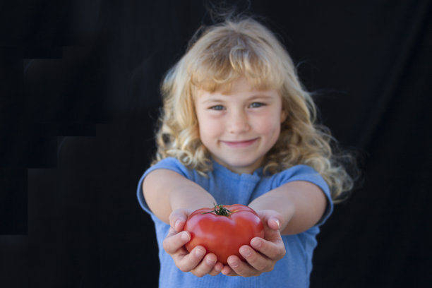 番茄的女孩图片下载