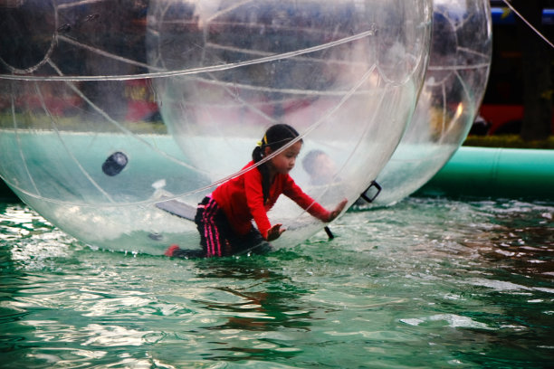 女孩在气球图片下载