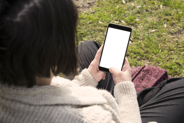 女人使用黑屏智能手机的图片图片下载