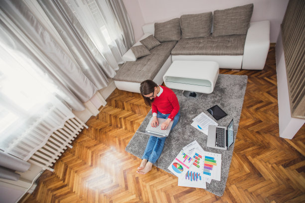 在家工作的聪明女人图片下载