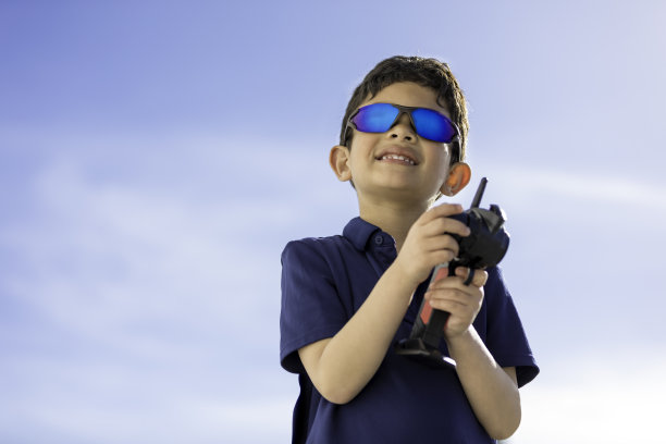 酷遥控车小孩图片下载