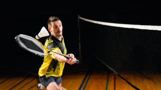 男子打羽毛球素材图片