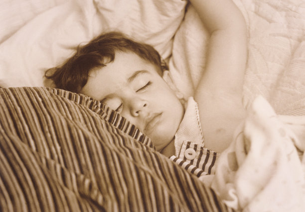 小男孩睡觉图片下载