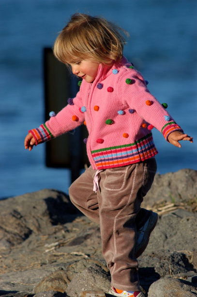 女孩在沙滩上玩耍图片下载