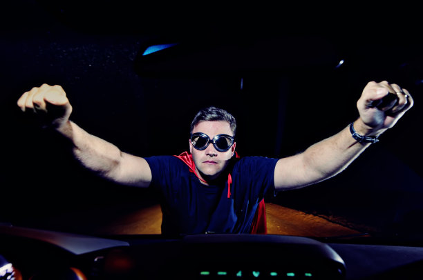 飞行的超级英雄图片下载