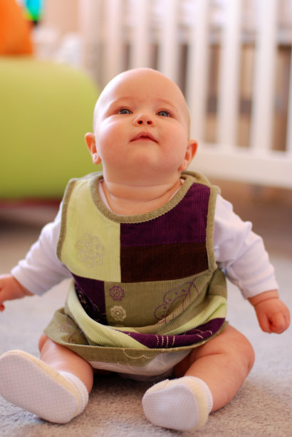 10个月大的女婴坐在镜头前图片下载