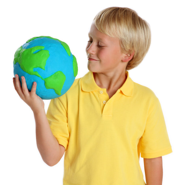 小男孩拿着一个粘土球图片下载