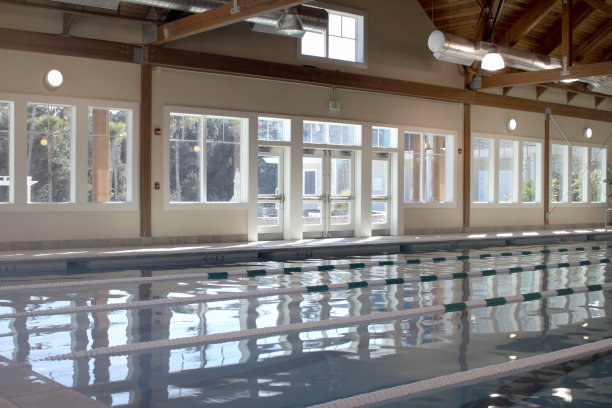 有泳道的室内游泳池图片下载