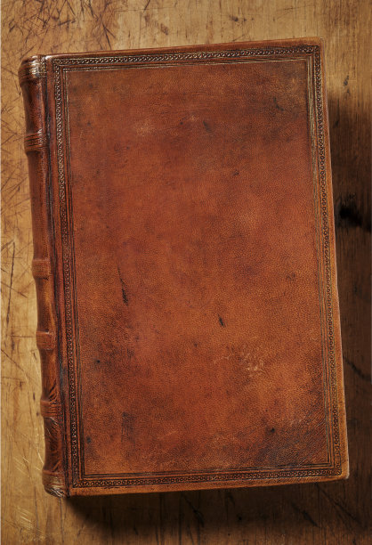 古董皮革书在旧桌面上图片下载