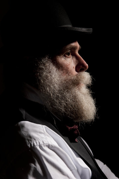 20世纪留胡子男人的侧面图图片下载