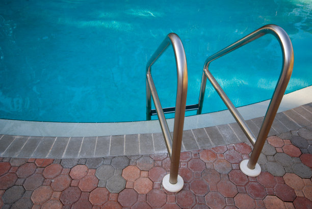 池边的阴影图片下载