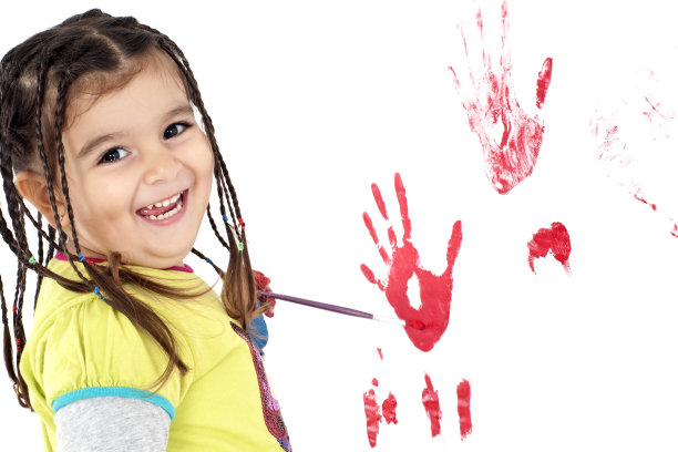 小女孩正在画画图片下载