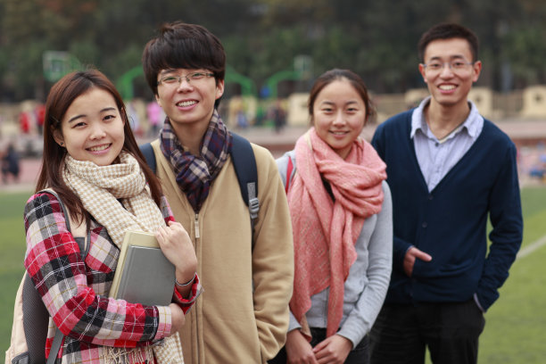 年轻大学生在校园里的照片图片下载