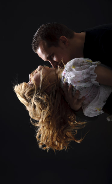 情侣接吻图片下载